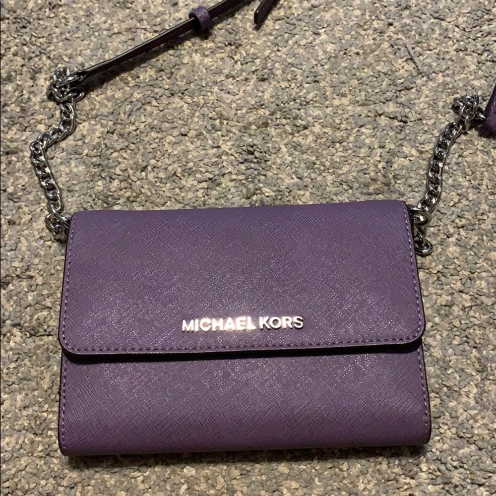 Almost brand new Michael Kors cross body purse 💜